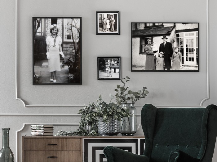 Un mur de photos en noir et blanc.
