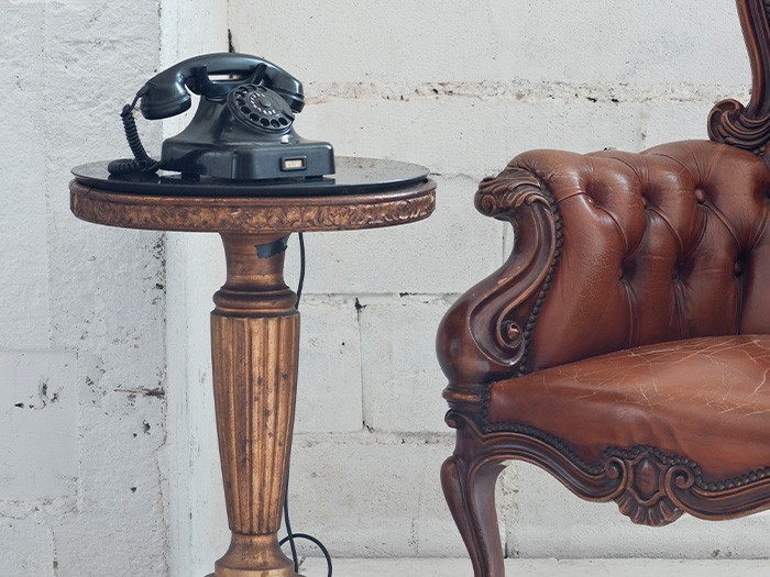 Vieux téléphone sur une table d’appoint.